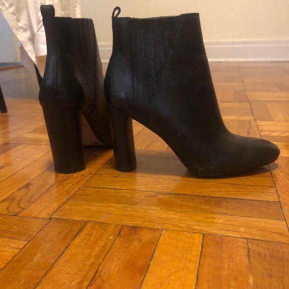 Vince Camuto Black Leather Heel booties size 9 - Picture 3 of 6